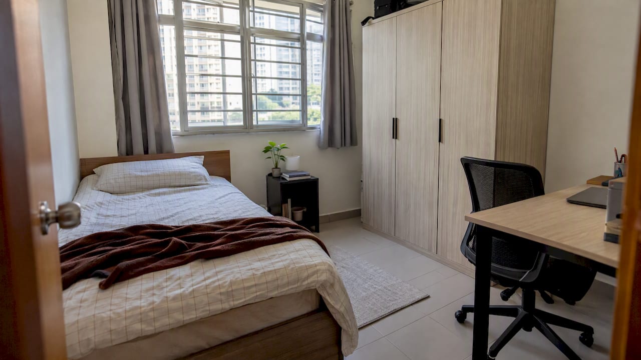 Compact bedroom with clear furniture circulation